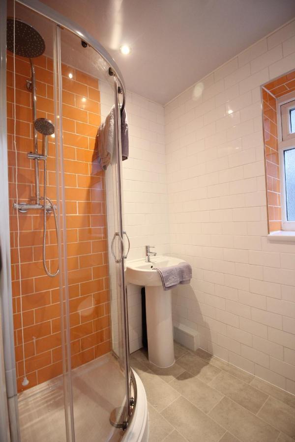 Media Manor - Fully Refurbished In 2022 - Large 6 Bedrooms, 3 Bathrooms Plus Media Games Room Blackpool Extérieur photo