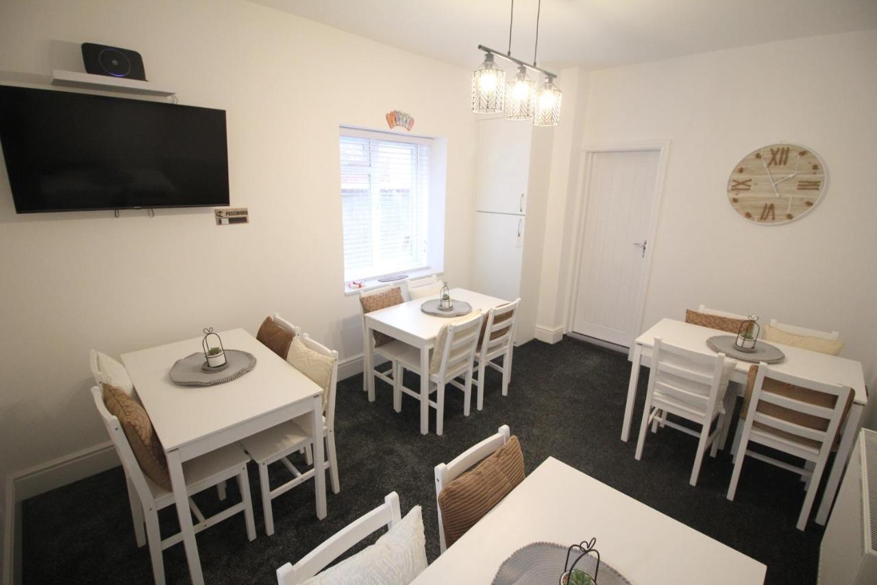 Media Manor - Fully Refurbished In 2022 - Large 6 Bedrooms, 3 Bathrooms Plus Media Games Room Blackpool Extérieur photo